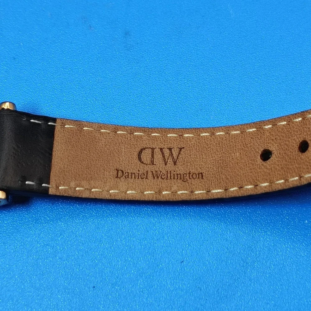 2019 Daniel Wellington Gold Sheffield Petite 32mm Women's/Unisex Quartz Watch